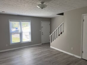 947 Odom Dr in Fayetteville, NC - Foto de edificio - Building Photo