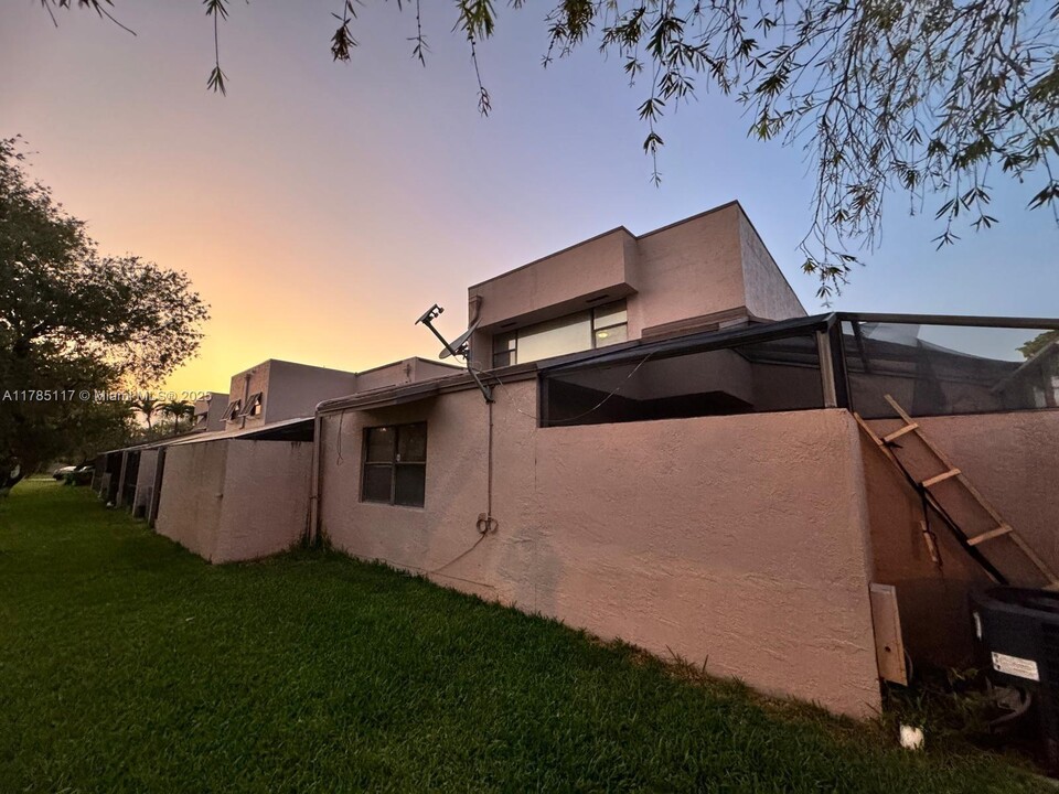 12306 NW 13th Ct in Pembroke Pines, FL - Foto de edificio