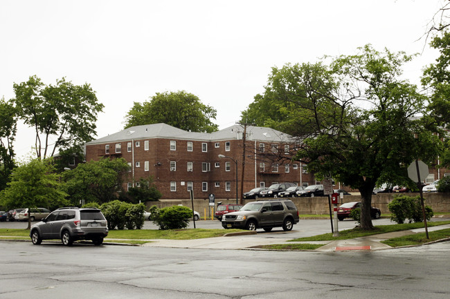 Teaneck Gardens in Teaneck, NJ - Building Photo - Building Photo