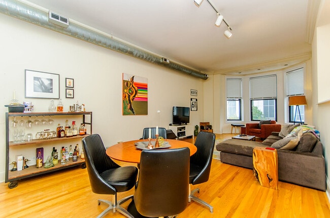 166 W Grand Ave in Chicago, IL - Building Photo - Building Photo