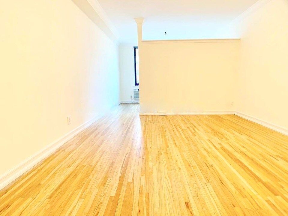 1570 1st Avenue in New York, NY - Building Photo