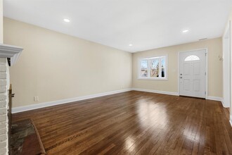 913 Parkway Pl in Yorktown Heights, NY - Building Photo - Building Photo