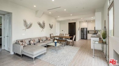 8520 Whitworth Dr-Unit -402 in Los Angeles, CA - Building Photo - Building Photo