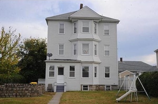 336 Peckham St in Fall River, MA - Building Photo