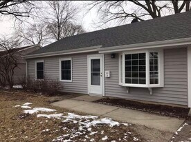 3 S Victoria Ln in Streamwood, IL - Building Photo