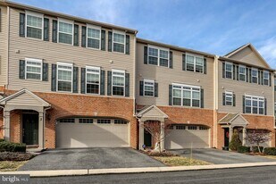 5 Vista Cir in Lemoyne, PA - Building Photo