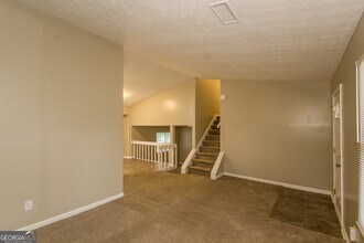 5217 Scarbrough Ln in Stone Mountain, GA - Foto de edificio - Building Photo