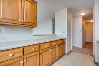 Tower Apartments in Milwaukee, WI - Foto de edificio - Interior Photo