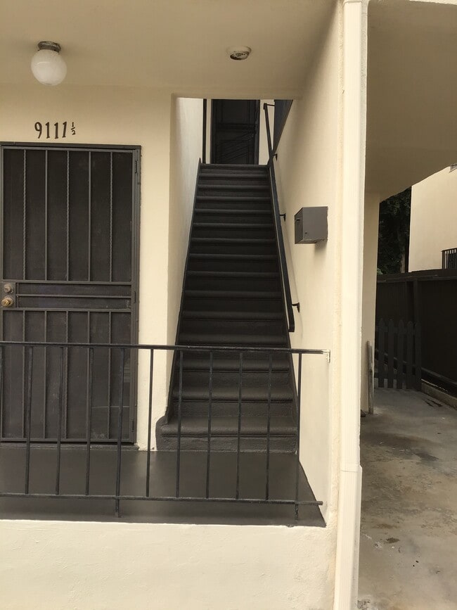9111 Cattaraugus Ave, Unit B in Los Angeles, CA - Building Photo - Building Photo