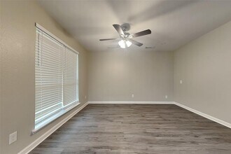 5061 Stewart Dr in Katy, TX - Building Photo - Building Photo