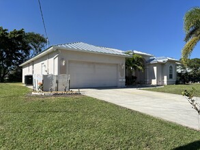 1818 SE Camden St in Port St. Lucie, FL - Building Photo - Building Photo