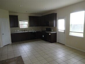 1402 Green Highland Dr in Spring, TX - Foto de edificio - Building Photo