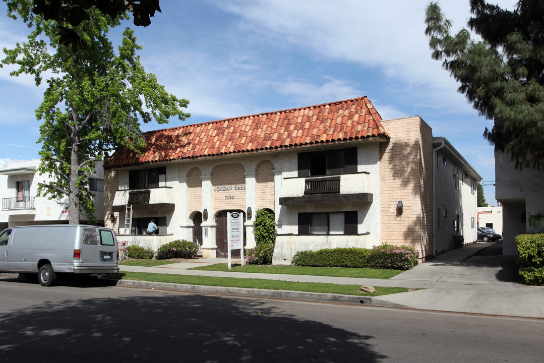 Jordan Casa in Canoga Park, CA - Foto de edificio