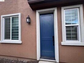 470 Trellis Wy in Brentwood, CA - Building Photo