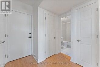 985-985 Kingsway Dr in Burlington, ON - Building Photo - Building Photo