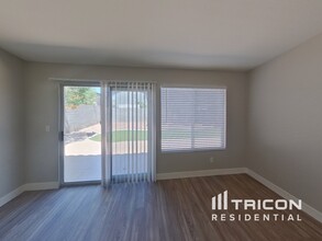 8208 Bluff Creek Ave in Las Vegas, NV - Building Photo - Building Photo