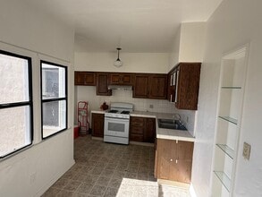 5942 Willoughby Ave in Los Angeles, CA - Building Photo - Building Photo