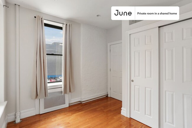 Private bedroom in 2 bed/1 bath Home in New York, NY - Building Photo - Building Photo