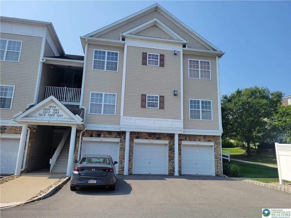 1015 Old Course Ln in Easton, PA - Building Photo