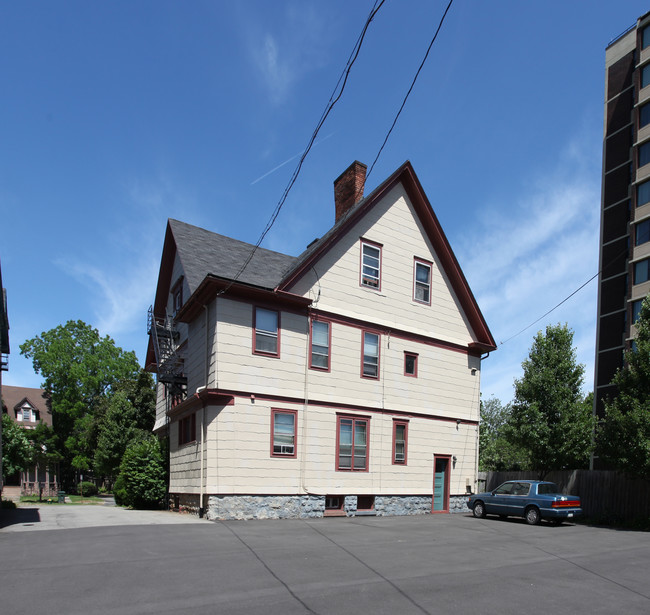 32 N Goodman St in Rochester, NY - Foto de edificio - Building Photo