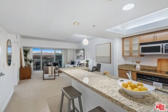 13700 Marina Pointe Dr in Marina Del Rey, CA - Foto de edificio - Building Photo