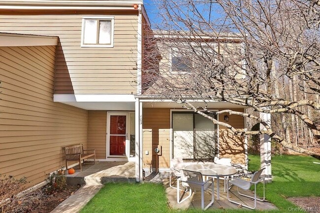 103 Rambling Brook Rd in Chappaqua, NY - Building Photo - Building Photo