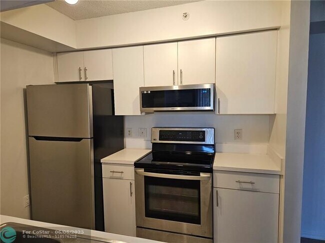 12154 St.Andrews Pl in Miramar, FL - Foto de edificio - Building Photo