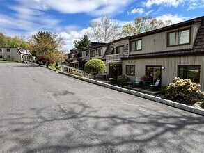 10 Sycamore Dr in Middletown, NY - Building Photo - Building Photo