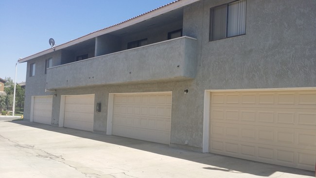 43721 8th St E in Lancaster, CA - Foto de edificio - Building Photo