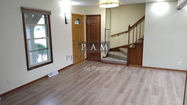 8249 Imperial Dr in Franklin, WI - Building Photo - Building Photo
