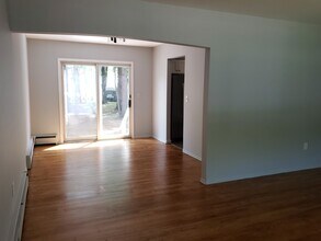236 Thompson Pl in Huntington Station, NY - Building Photo - Building Photo