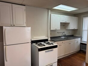 135 Lynde St, Unit 1 in Melrose, MA - Building Photo - Building Photo