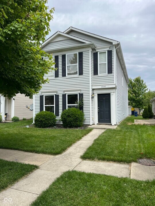 12142 Lindley Dr in Noblesville, IN - Building Photo