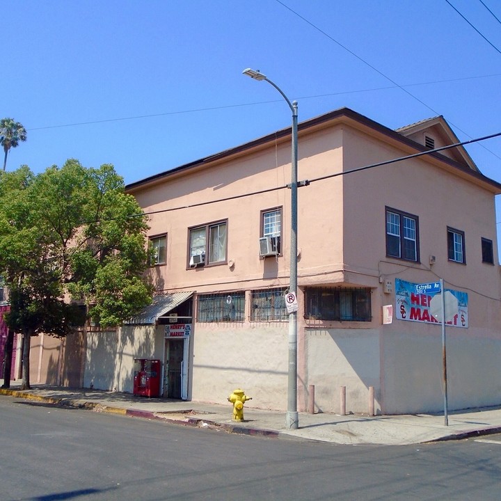 2101 Estrella Ave in Los Angeles, CA - Building Photo