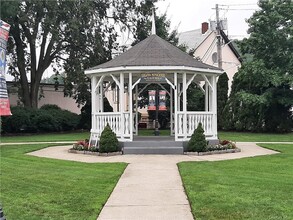 14 Pavilion Rd in Suffern, NY - Building Photo - Building Photo