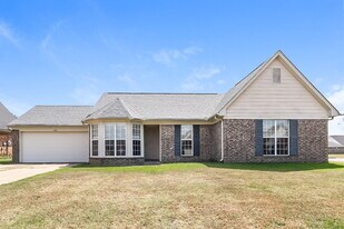 1649 Cherry Creek Dr in Southaven, MS - Building Photo