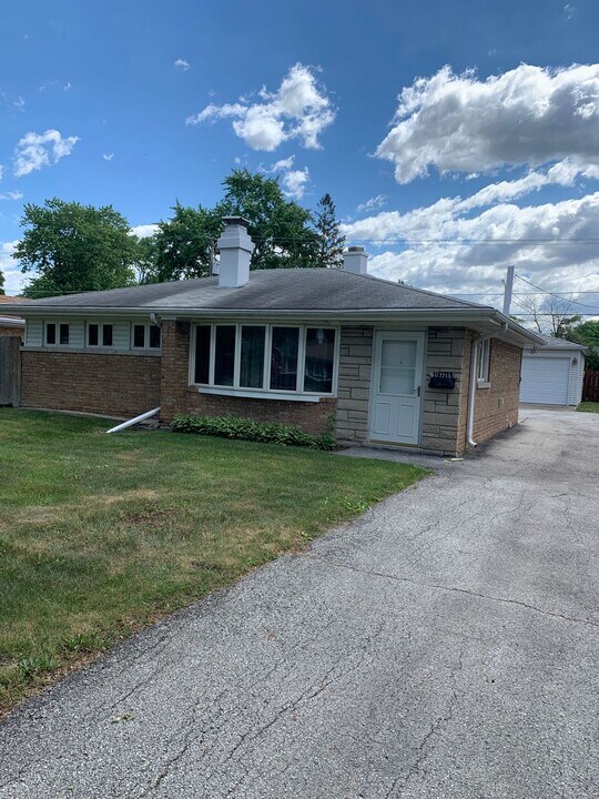 17213 Greenbay Ave in Lansing, IL - Building Photo