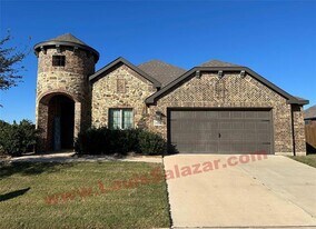 1905 Sunflower Dr in Glenn Heights, TX - Building Photo