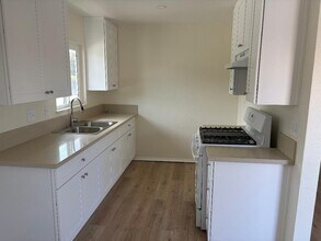 7702 Amberleaf Cir, Unit 4 in Huntington Beach, CA - Foto de edificio - Building Photo