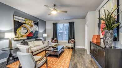 3090 Outlet Pkwy in Grand Prairie, TX - Foto de edificio - Building Photo