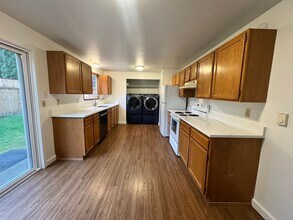 Bothell Duplex w/ Spacious Yard in Bothell, WA - Foto de edificio - Building Photo