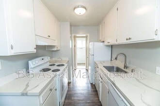 1922 Ethan Way in Sacramento, CA - Building Photo - Building Photo