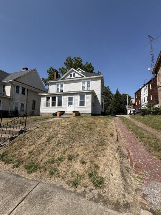 250 E 3rd St in Salem, OH - Building Photo
