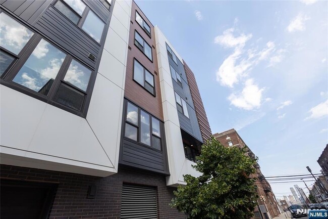 6401 Park Ave, Unit 401 in West New York, NJ - Building Photo - Building Photo