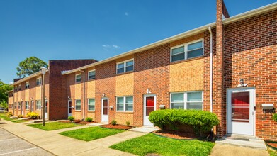 Sacramento Townhomes in Hampton, VA - Building Photo - Building Photo