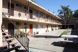 AJ Apartments in Pomona, CA - Foto de edificio - Building Photo