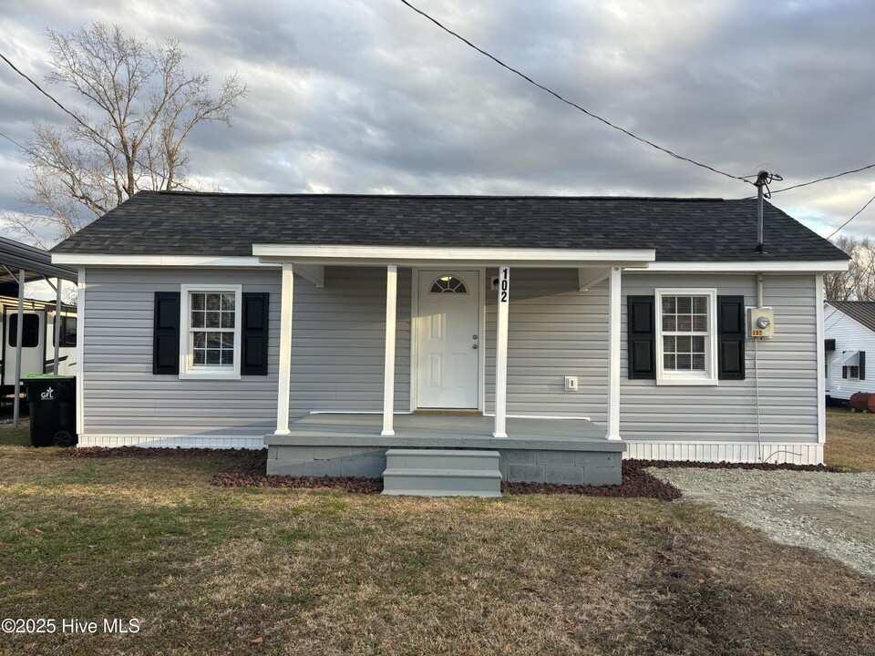 102 N Cox St in Richlands, NC - Building Photo