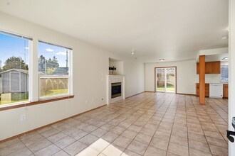 11026 3rd Ave W in Everett, WA - Foto de edificio - Building Photo