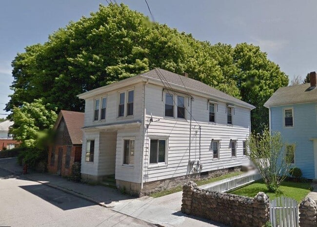 32 Pierce St in Westerly, RI - Building Photo - Building Photo