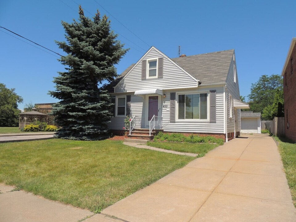 633 Babbitt Rd in Euclid, OH - Building Photo
